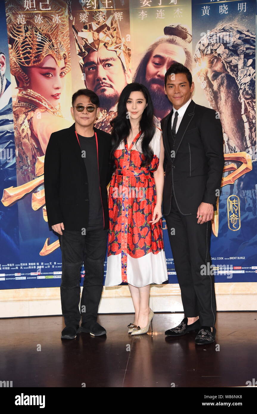 (Da sinistra) Kungfu cinese Star Jet Li, attrice Fan Bingbing e Hong Kong attore Jacky Heung arrrive per la premiere del loro nuovo film 'Lega di andare Foto Stock