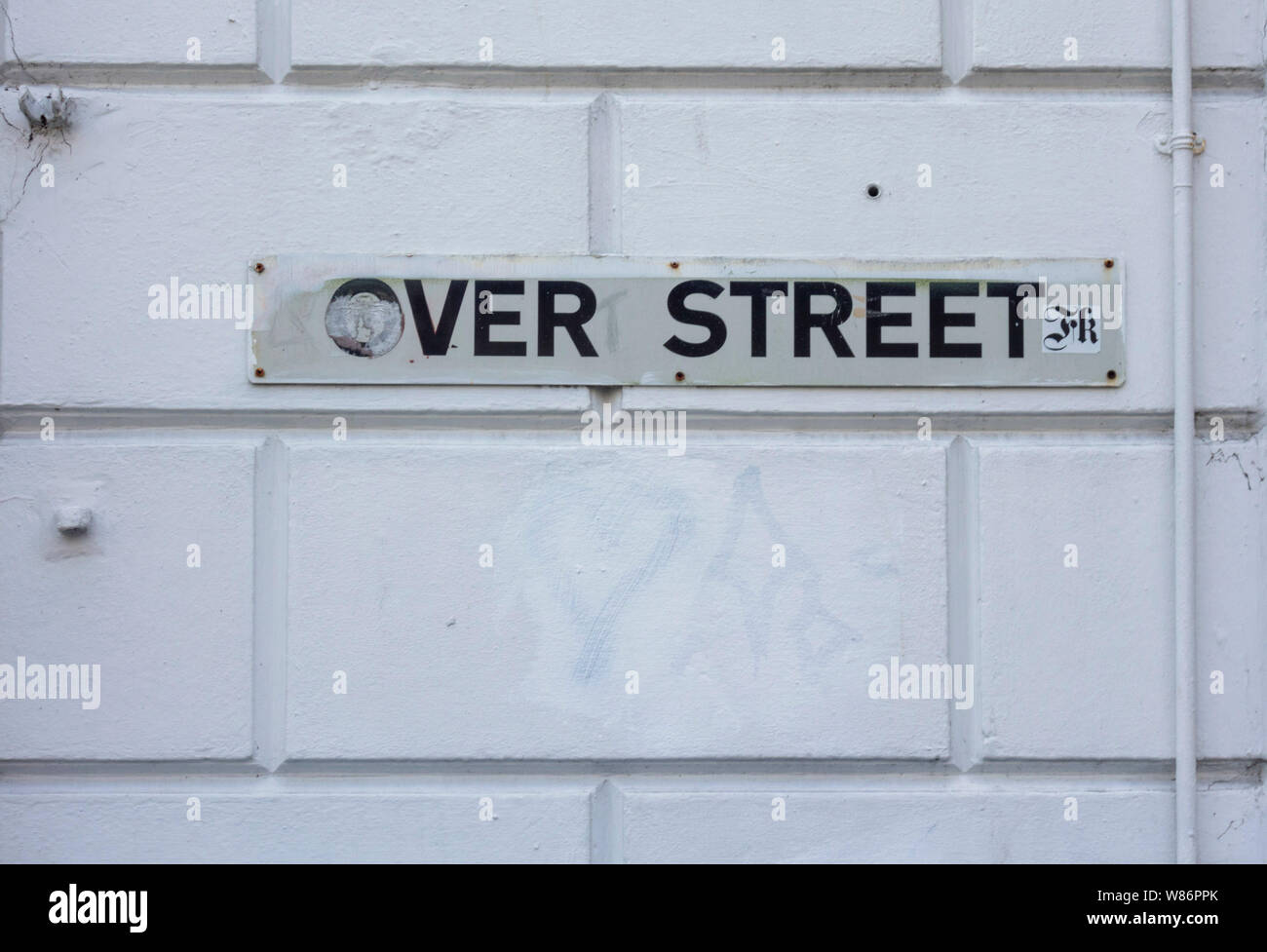 Over Street, strada/nome della strada segno bianco sul muro di mattoni BRIGHTON REGNO UNITO Foto Stock