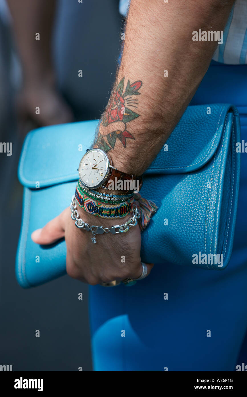 Milano, Italia - 17 giugno 2019: l'uomo con orologio IWC e blu borsa in  pelle prima di Fendi fashion show, la Settimana della Moda Milanese street  style Foto stock - Alamy