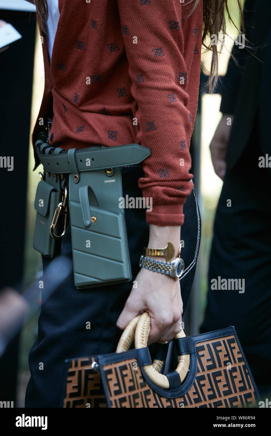 Milano, Italia - 17 giugno 2019: Uomo con Fendi verde cintura in pelle con tasche e sacco prima Fendi fashion show, la Settimana della Moda Milanese street style Foto Stock