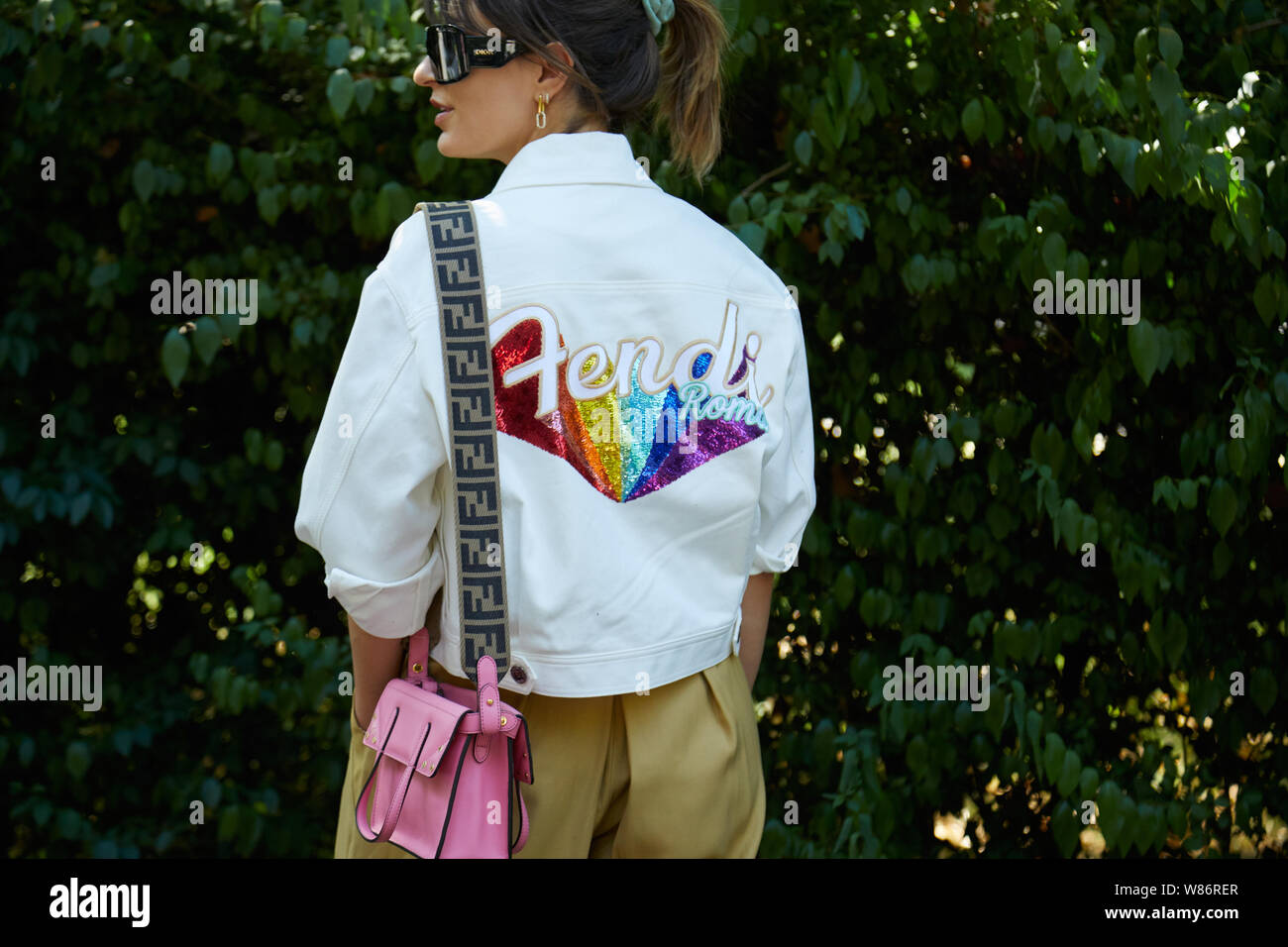 Milano, Italia - 17 giugno 2019: donna bianca con camicia Fendi, rainbow  sequin decorazione di colore rosa e borsa in pelle prima di Fendi fashion  show, Milano Fas Foto stock - Alamy