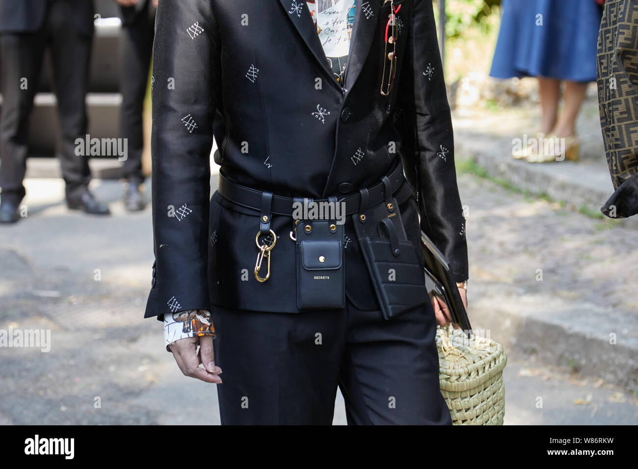 Milano, Italia - 17 giugno 2019: Donna con nero Fendi giacca e cintura in pelle nera prima di Fendi fashion show, la Settimana della Moda Milanese street style Foto Stock