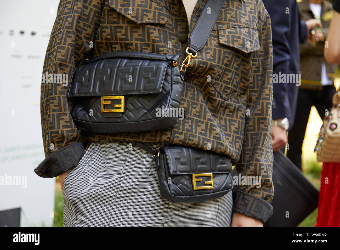 Milano Italia 17 giugno 2019 uomo marrone con Fendi e camicia nera Borsa in pelle prima di Fendi fashion show la Settimana della Moda Milanese street style Foto stock Alamy