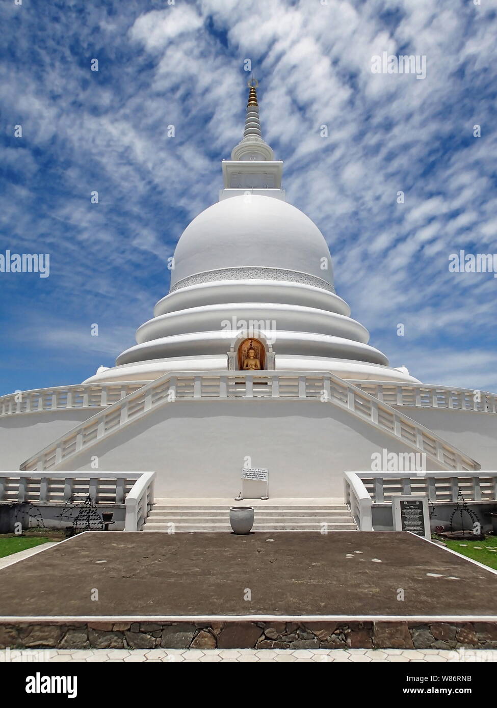 Tempio buddista, giapponese Pagoda della Pace, Unawatuna‎, Sri Lanka Foto Stock