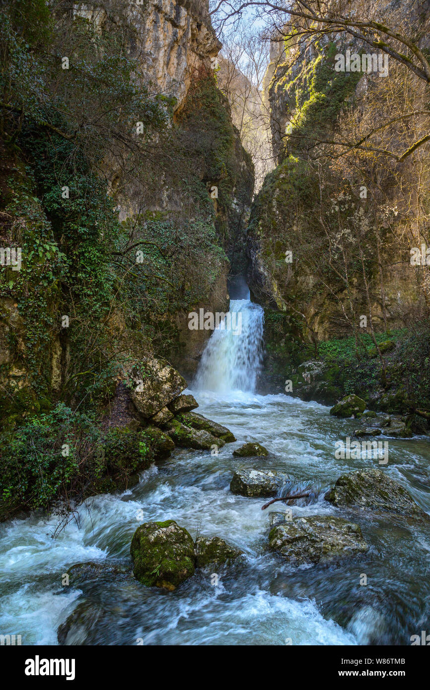 Torrente di acqua di sorgente fresca e pura. Stiffe, San Demetrio nei Vestini, provincia di Aquila, Abruzzo Foto Stock