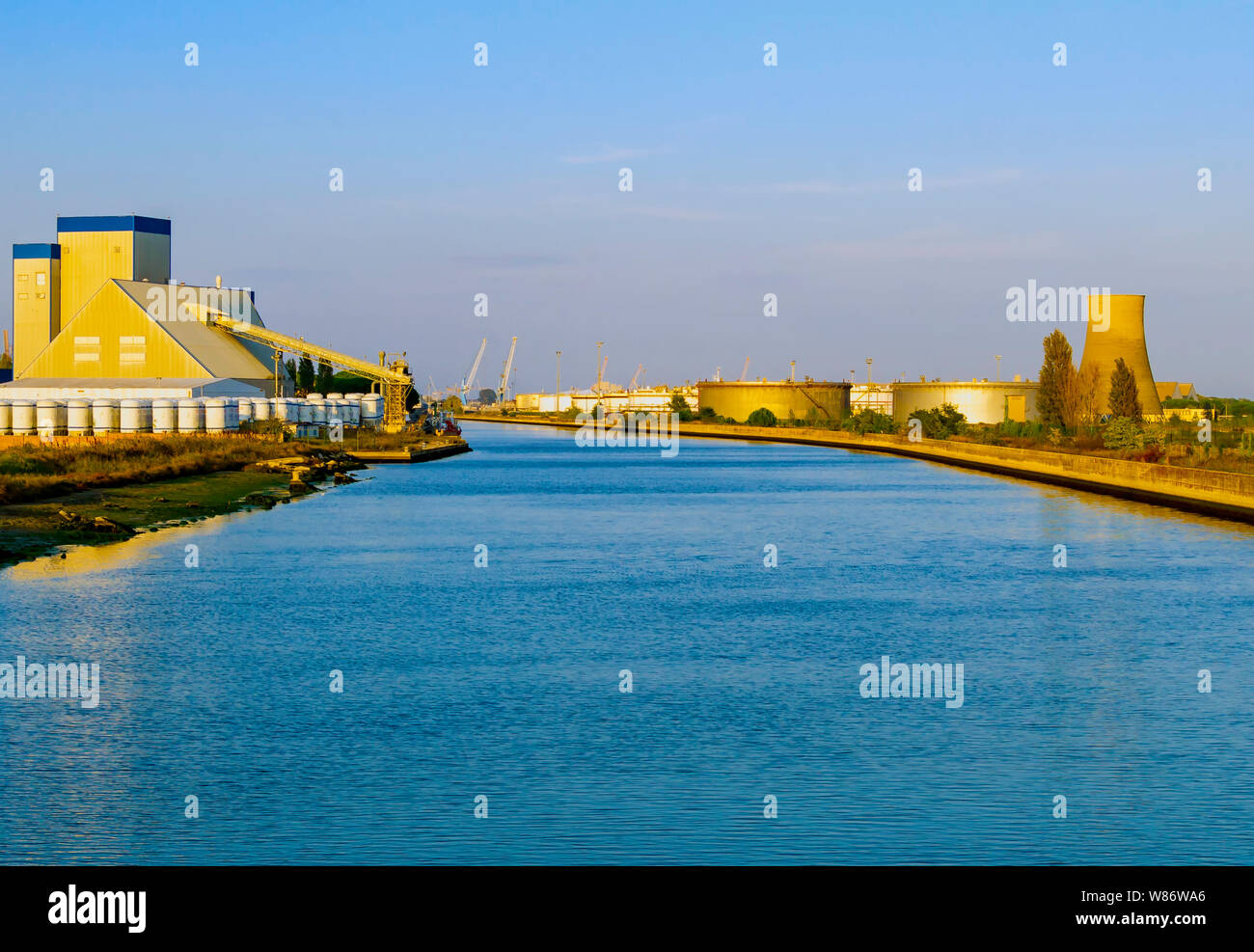 Città docks del Canale Candiano che collega la città di Ravenna e il porto. Foto Stock