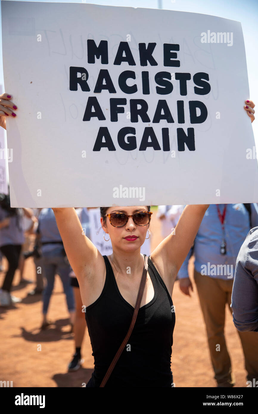 El Paso, Stati Uniti d'America. Il 7 agosto, 2019. Una donna prende parte ad un rally per il controllo dell'arma e anti-razzismo, a El Paso, Texas, Stati Uniti, 7 Agosto, 2019. Stati Uniti Presidente Donald Trump e la First Lady Melania Trump mercoledì pomeriggio ha visitato il centro medico universitario e le operazioni di emergenza centro nella città di El Paso negli Stati Uniti Stato del Texas, dove sono stati accolti dai manifestanti. ua/Wang Ying) Credito: Xinhua/Alamy Live News Foto Stock