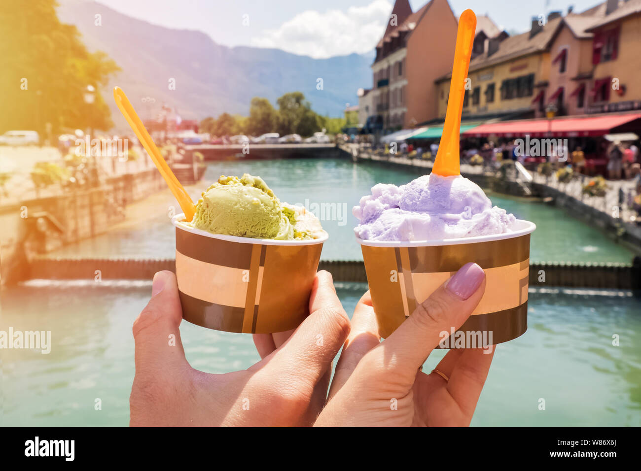 L uomo e la donna mani dolce delizioso gelato close-up sullo sfondo della città europea Foto Stock
