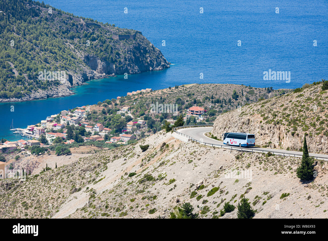 TUI pullman turistico sulla strada di Assos in Grecia KEFALONIA Foto Stock