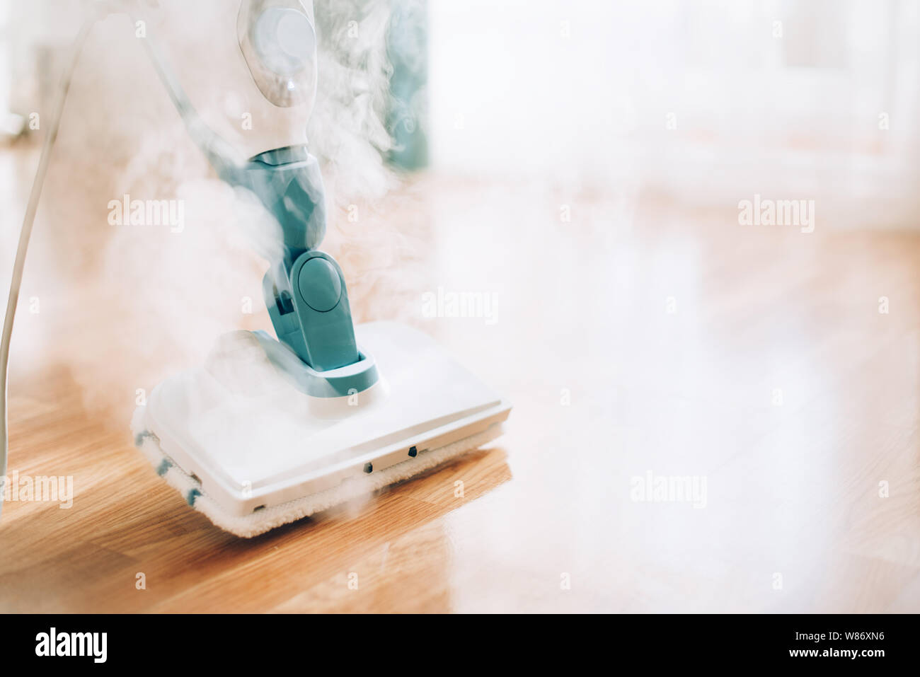 Pulitore a vapore mop cleaining piano. Banner con copia spazio. Il servizio di pulizia del concetto. Foto Stock