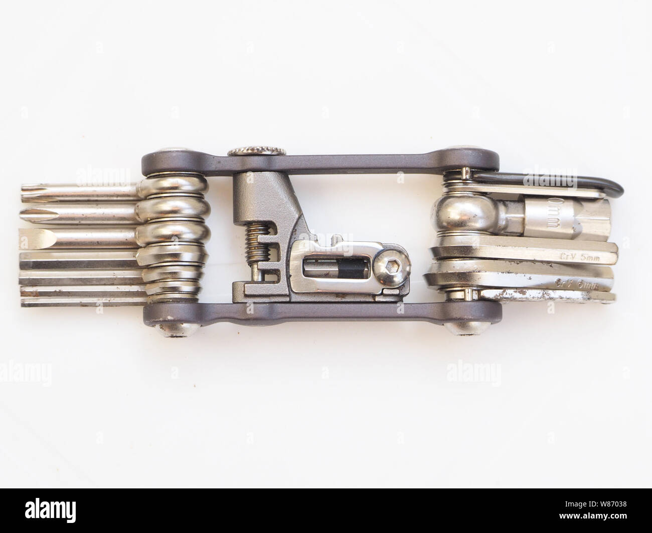 Multitool per bici su uno sfondo bianco. Foto Stock