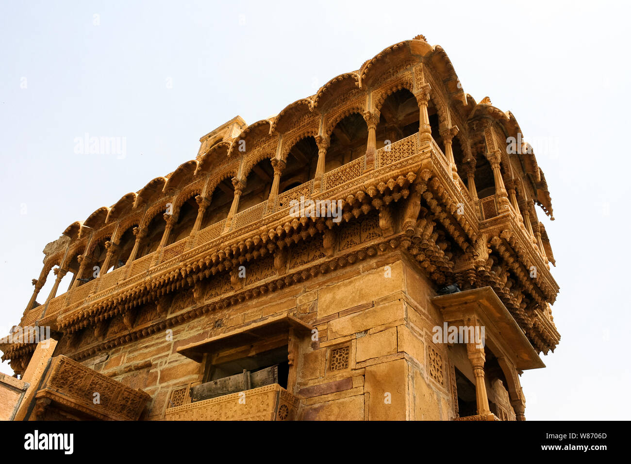 Jaisalmer, Rajasthan, India, 27/08/2006: Salim Singh Ki Haveli fotografata da sotto Foto Stock