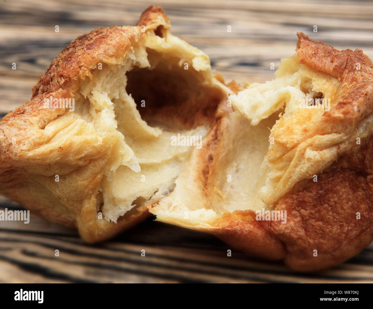 Inglese tradizionale con lato di cotta nel forno yorkshire budini fatti da pastella - di solito servito con arrosti di carni bovine la cena. Foto Stock