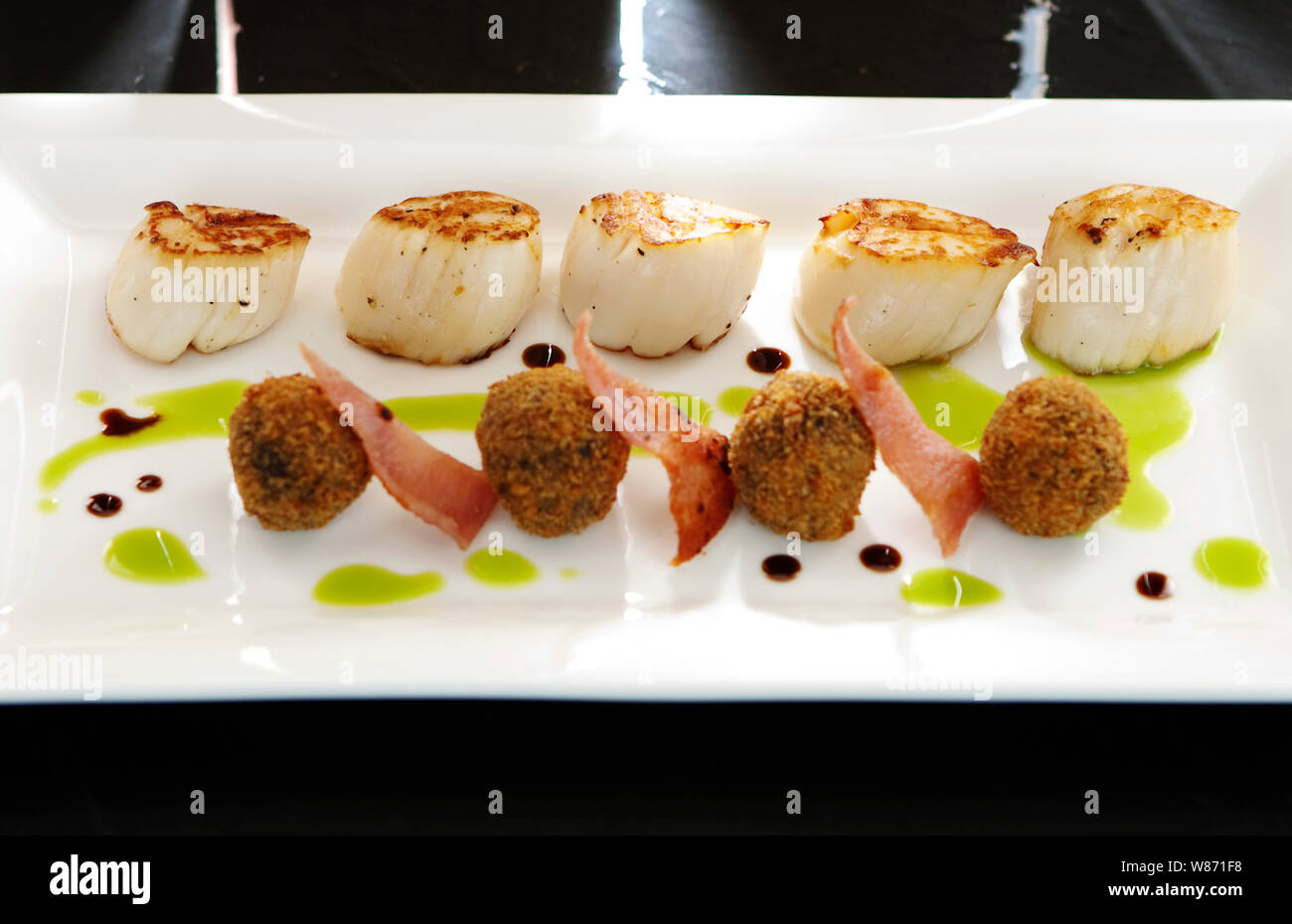 Capesante fresche con black pudding bon bons Foto Stock