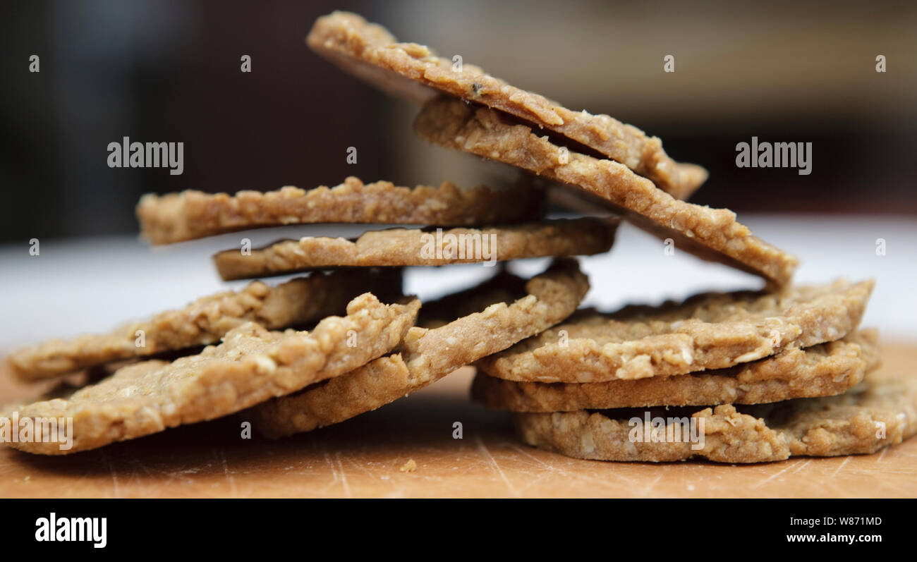 Biscotti oatcake realizzato mediante cottura avena. tradizionalmente cibo scozzese spesso mangiati con formaggio o stovies Foto Stock