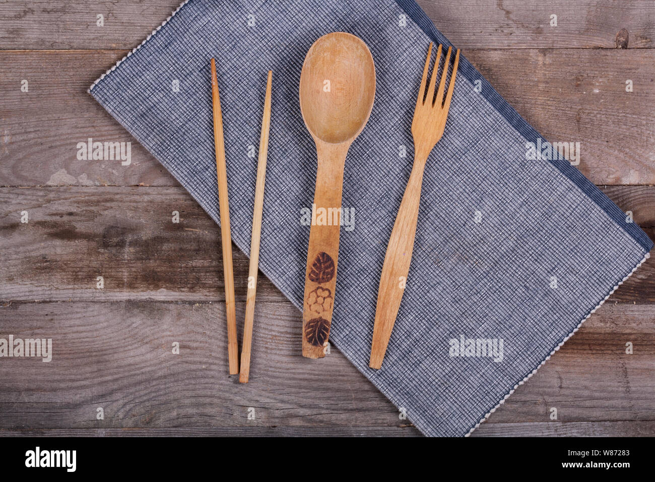 Cucina in legno utensili su una tavola di legno forcella cucchiaio cavatappi Foto Stock