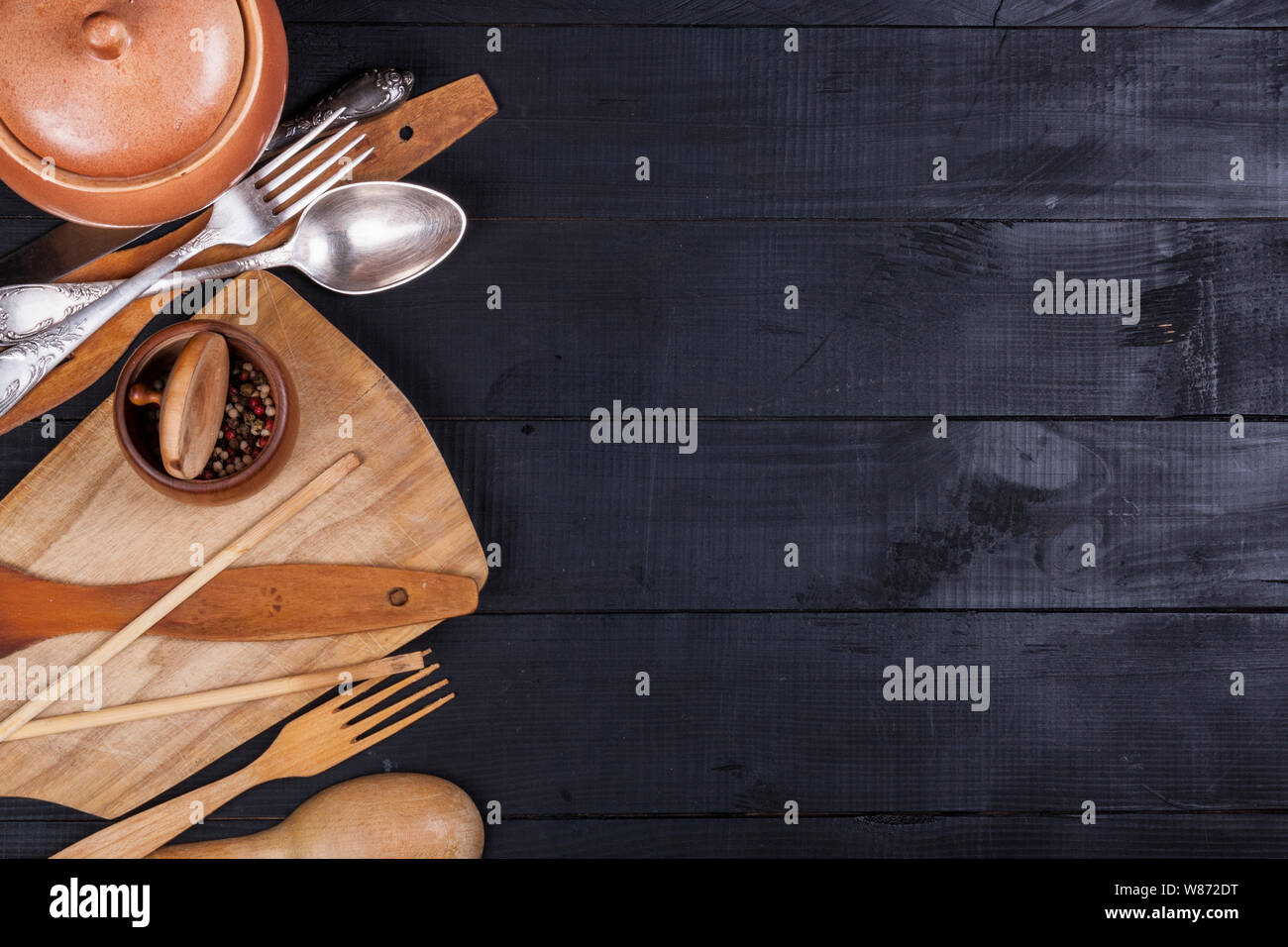 Cucina in legno utensili su una tavola di legno forcella cucchiaio cavatappi Foto Stock