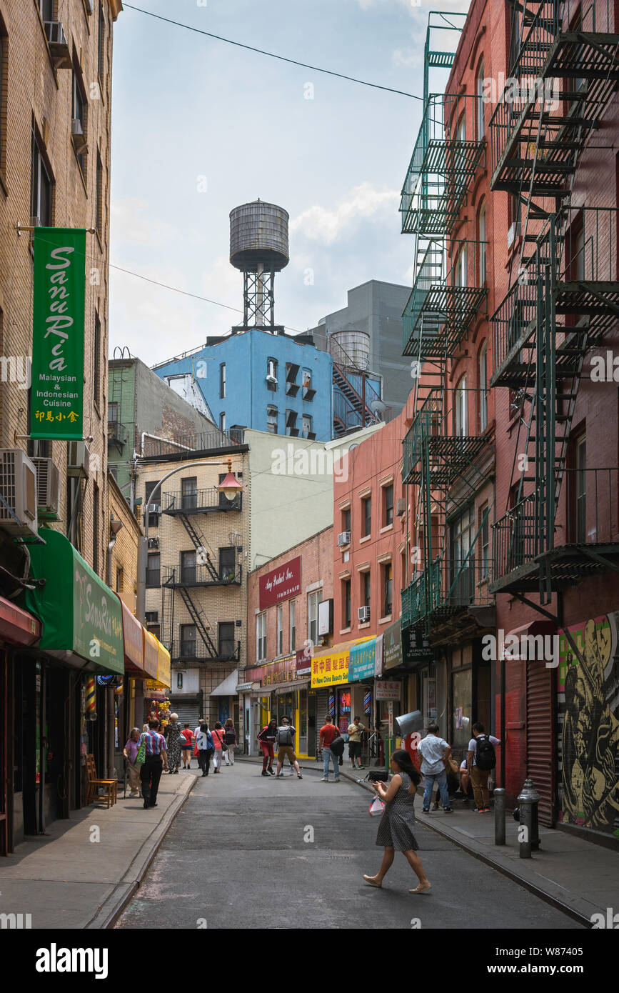 Chinatown New York, vista lungo Doyers Street nel centro di Chinatown nel centro cittadino di Manhattan, a New York City, Stati Uniti d'America Foto Stock