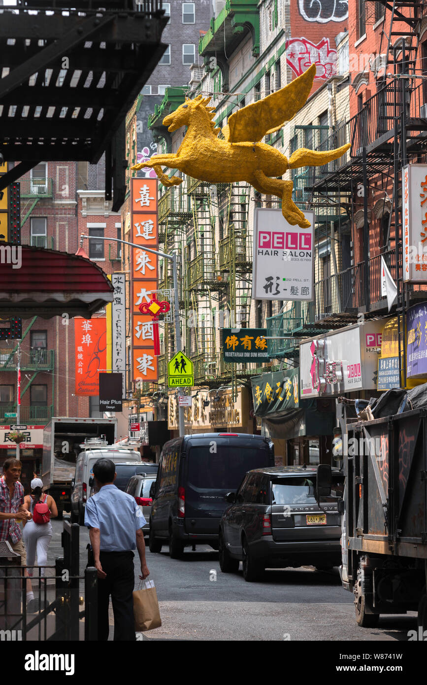 Chinatown, vista lungo Pell Street con i suoi battenti cavallo in Dried Noodles nel centro di Chinatown nel centro cittadino di Manhattan, a New York City, Stati Uniti d'America Foto Stock