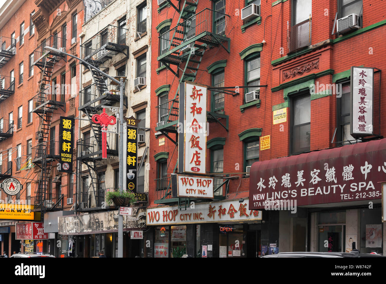 Chinatown New York, vista lungo Mott Street nel centro di Chinatown nel centro cittadino di Manhattan, a New York City, Stati Uniti d'America Foto Stock