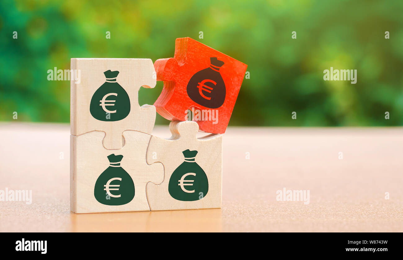Puzzle in legno con immagine di denaro. Trattenere il denaro e la Commissione. Tasse e imposte. L'onere delle tasse. Reddito netto. I costi. Ebitda. Business e Foto Stock