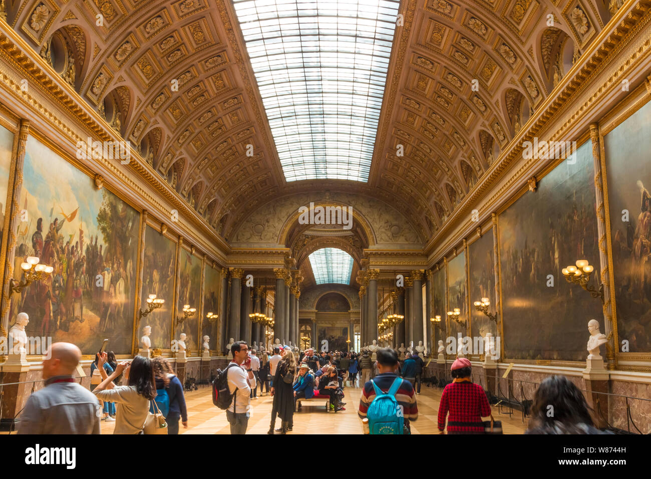 Ai visitatori di ammirare il vasto dipinti raffiguranti il francese successi militari nella galleria delle grandi battaglie nell'ala sud del Palazzo di... Foto Stock