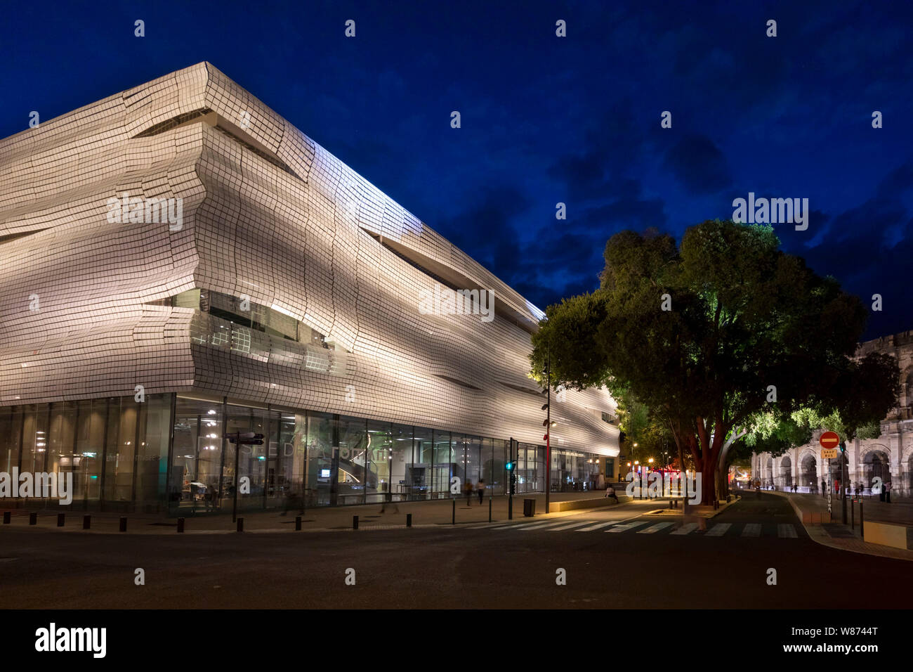 Nimes (sud-est della Francia): vista notturna della "Musee de la Romanite" museo nel centro della città Foto Stock