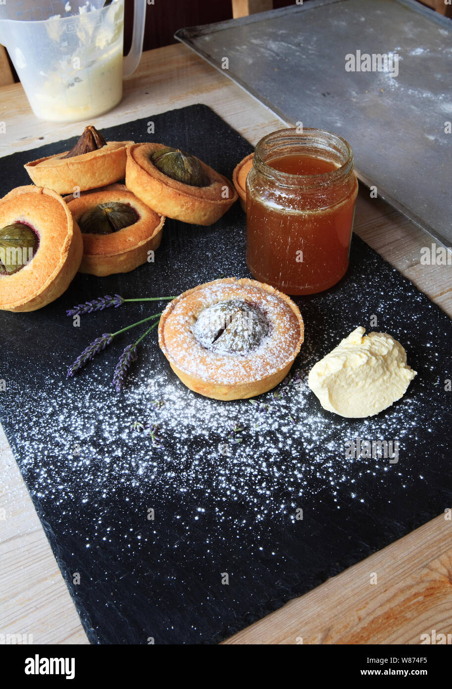 Fig crostata con miele e panna spolverato di zucchero a velo Foto Stock