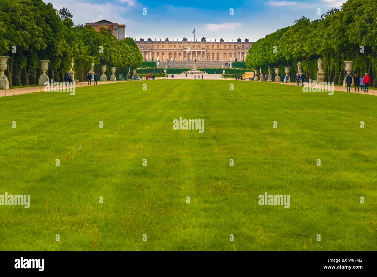 Bel paesaggio panoramico vista del giardino facciata della famosa reggia di Versailles dal grande prato o tappeto verde (Tapis Vert) tra il... Foto Stock