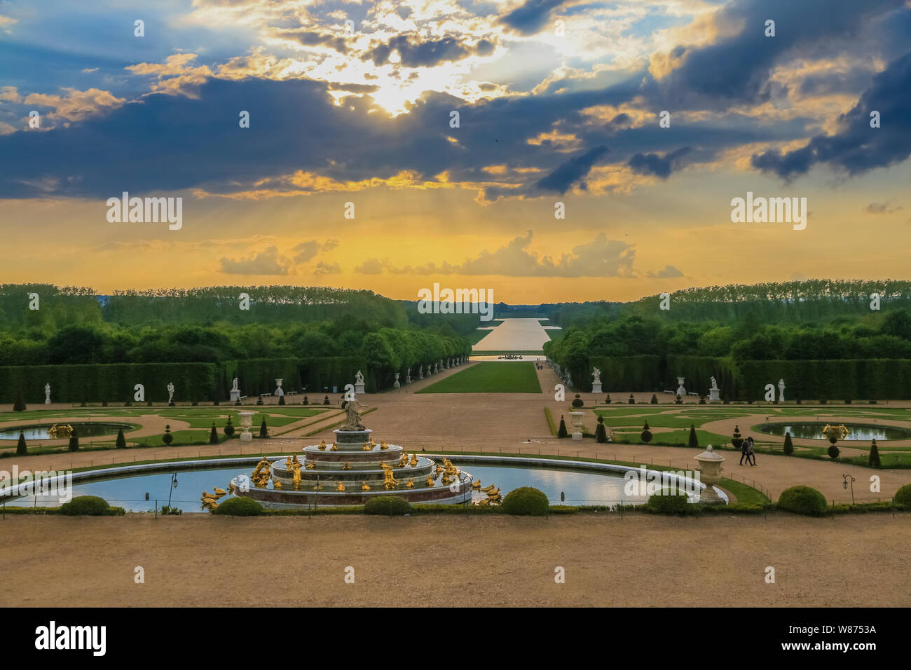 Incantevole panorama al tramonto dei giardini di Versailles dal Parterre d'Eau. Bella vista del paesaggio dalla Fontana di Latona tutti la strada verso il ... Foto Stock