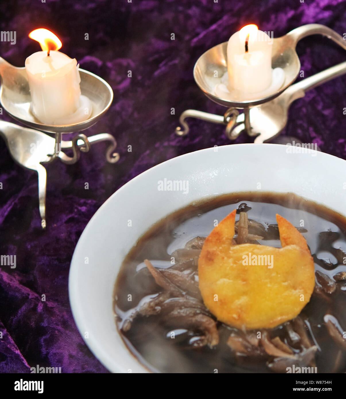 Dolcetto o scherzetto halloween della strega. Zuppa zuppa di cipolle francese con parmigiano croccante nella forma del diavolo corna. Foto Stock