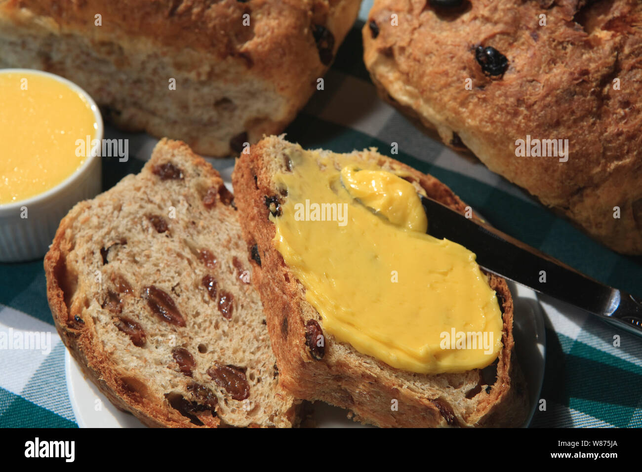Tradizionale fruitbread guernsey - gache - diffusione fittamente con il famoso burro di Guernsey Foto Stock