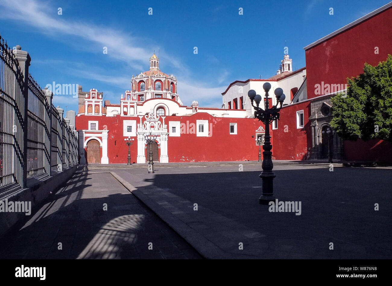 Messico la città di Puebla, formalmente a Puebla de los Ángeles, è la sede del Comune di Puebla, la capitale dello stato di Puebla, e uno dei cinque più importanti di Spagna città coloniale in Messico. Essendo un epoca coloniale pianificato city è situato a sud-est di Città del Messico e a ovest del Messico della principale porto atlantico, Veracruz, sulla strada principale tra i due in Messico Centrale. La città è stata fondata nel 1531 in una zona denominata Cuetlaxcoapan, che significa "dove i serpenti cambiano la loro pelle', tra due dei principali insediamenti indigeni al momento, Tlaxcala e Cholula. Foto Stock