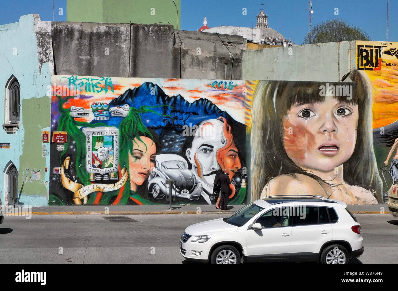 Messico la città di Puebla, formalmente a Puebla de los Ángeles, è la sede del Comune di Puebla, la capitale dello stato di Puebla, e uno dei cinque più importanti di Spagna città coloniale in Messico. Essendo un epoca coloniale pianificato city è situato a sud-est di Città del Messico e a ovest del Messico della principale porto atlantico, Veracruz, sulla strada principale tra i due in Messico Centrale. La città è stata fondata nel 1531 in una zona denominata Cuetlaxcoapan, che significa "dove i serpenti cambiano la loro pelle', tra due dei principali insediamenti indigeni al momento, Tlaxcala e Cholula. Questa valle è stata Foto Stock