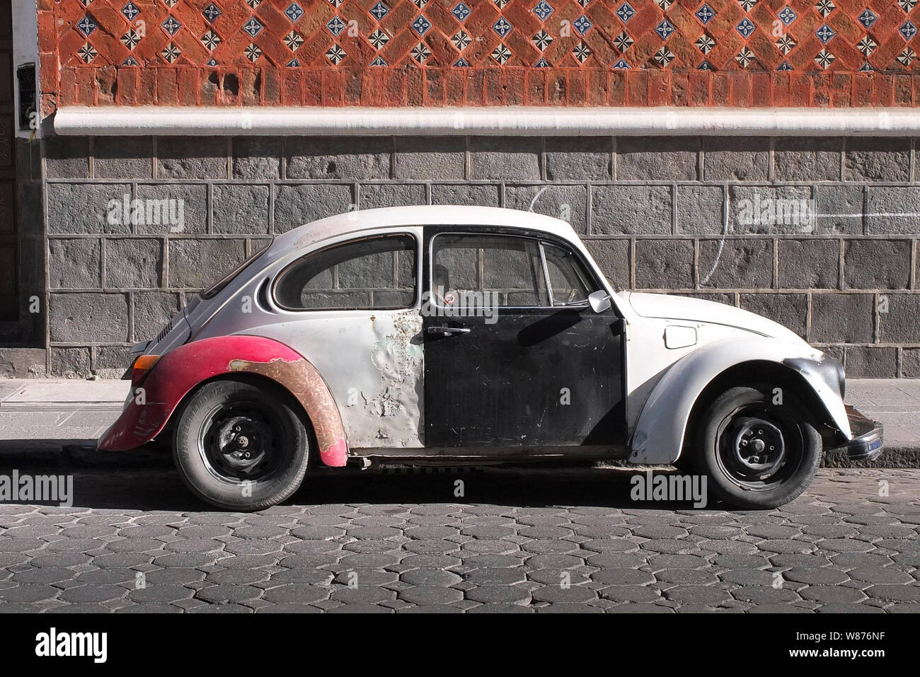 La città di Puebla, formalmente a Puebla de los Ángeles, è la sede del Comune di Puebla, la capitale dello stato di Puebla, e uno dei cinque più importanti di Spagna città coloniale in Messico. Essendo un epoca coloniale pianificato city è situato a sud-est di Città del Messico e a ovest del Messico della principale porto atlantico, Veracruz, sulla strada principale tra i due in Messico Centrale. La città è stata fondata nel 1531 in una zona denominata Cuetlaxcoapan, che significa "dove i serpenti cambiano la loro pelle', tra due dei principali insediamenti indigeni al momento, Tlaxcala e Cholula. Questa valle è stata non pop Foto Stock