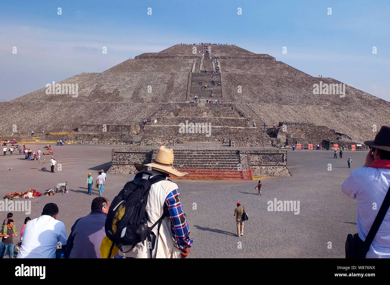 Teotihuacan, è stata una pre-Colombiano Mesoamerican città situata nel bacino del Messico, 48 km (30 miglia) a nord-est di giorno moderno di Città del Messico, che è oggi conosciuta come il sito di molte delle più interessanti dal punto di vista architettonico Mesoamerican Piramidi costruite nel pre-Colombiano Americhe. A prescindere dalle piramidi di Teotihuacan, è anche antropologicamente significativo per le sue complesse e multi-famiglia composti residenziale, il Viale dei Morti e la piccola porzione della sua vibrante murales che sono stati eccezionalmente ben conservato. Inoltre, Teotihuacan prodotta una sottile arancione stile di ceramica che si diffondono attraverso Foto Stock