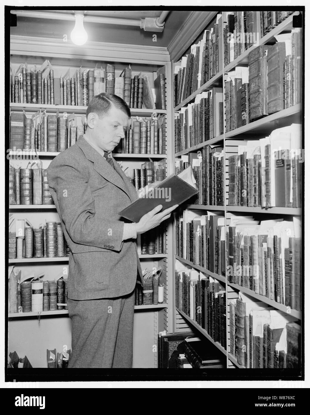 $2.500.000 in libri rari acquisiti per Folger Library. Washington, 14 maggio. La Folger Shakespeare Library, qui, sarà presto posto a ripiani 9.000 volumi, onced valutati $2,500,000 e contenente 787 libri dai primi autori inglesi, solo una copia di ciascuna delle quali è nota esistere. Il 9.000 i libri sono stati stampati in Inghilterra fino alla fine del 1640, circa dal regno di Enrico VIII al Cromwell rivolta, un periodo precedente e seguente Shakespeare. Essi riguardano in gran parte con la storica e temi religiosi. I libri sono stati acquistati da Lady Harmsworth, vedova del collettore da Pre Foto Stock $2.500.000 in libri rari acquisiti per Folger Library. Washington, 14 maggio. La Folger Shakespeare Library, qui, sarà presto posto a ripiani 9.000 volumi, onced valutati $2,500,000 e contenente 787 libri dai primi autori inglesi, solo una copia di ciascuna delle quali è nota esistere. Il 9.000 i libri sono stati stampati in Inghilterra fino alla fine del 1640, circa dal regno di Enrico VIII al Cromwell rivolta, un periodo precedente e seguente Shakespeare. Essi riguardano in gran parte con la storica e temi religiosi. I libri sono stati acquistati da Lady Harmsworth, vedova del collettore da Pre Foto Stock