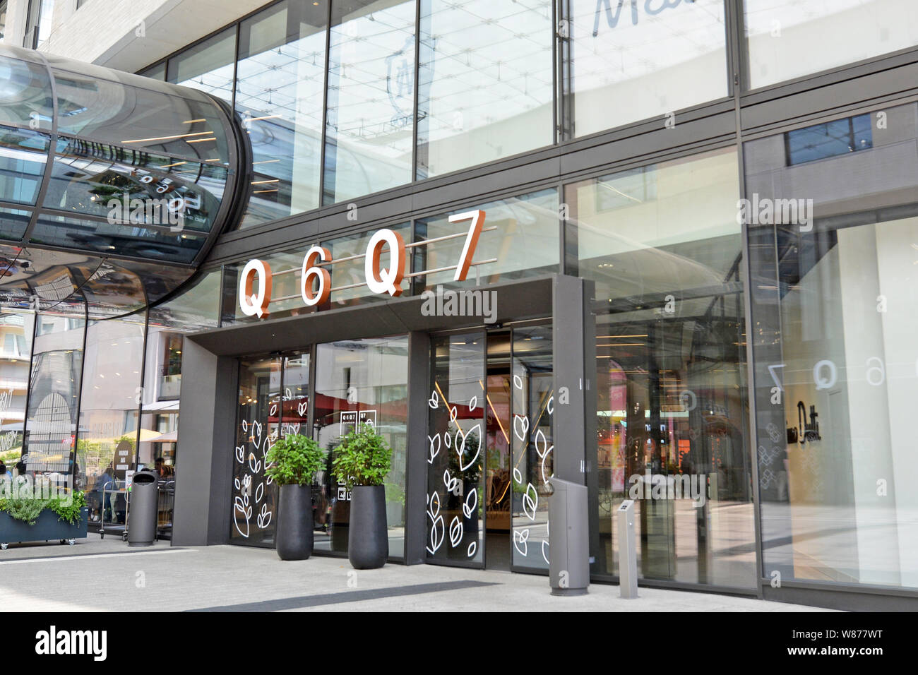 Mannheim, Germania - Luglio 2019: Ingresso della grande e moderno centro commerciale chiamato 'Q6 Q7' nella città di Mannheim Foto Stock