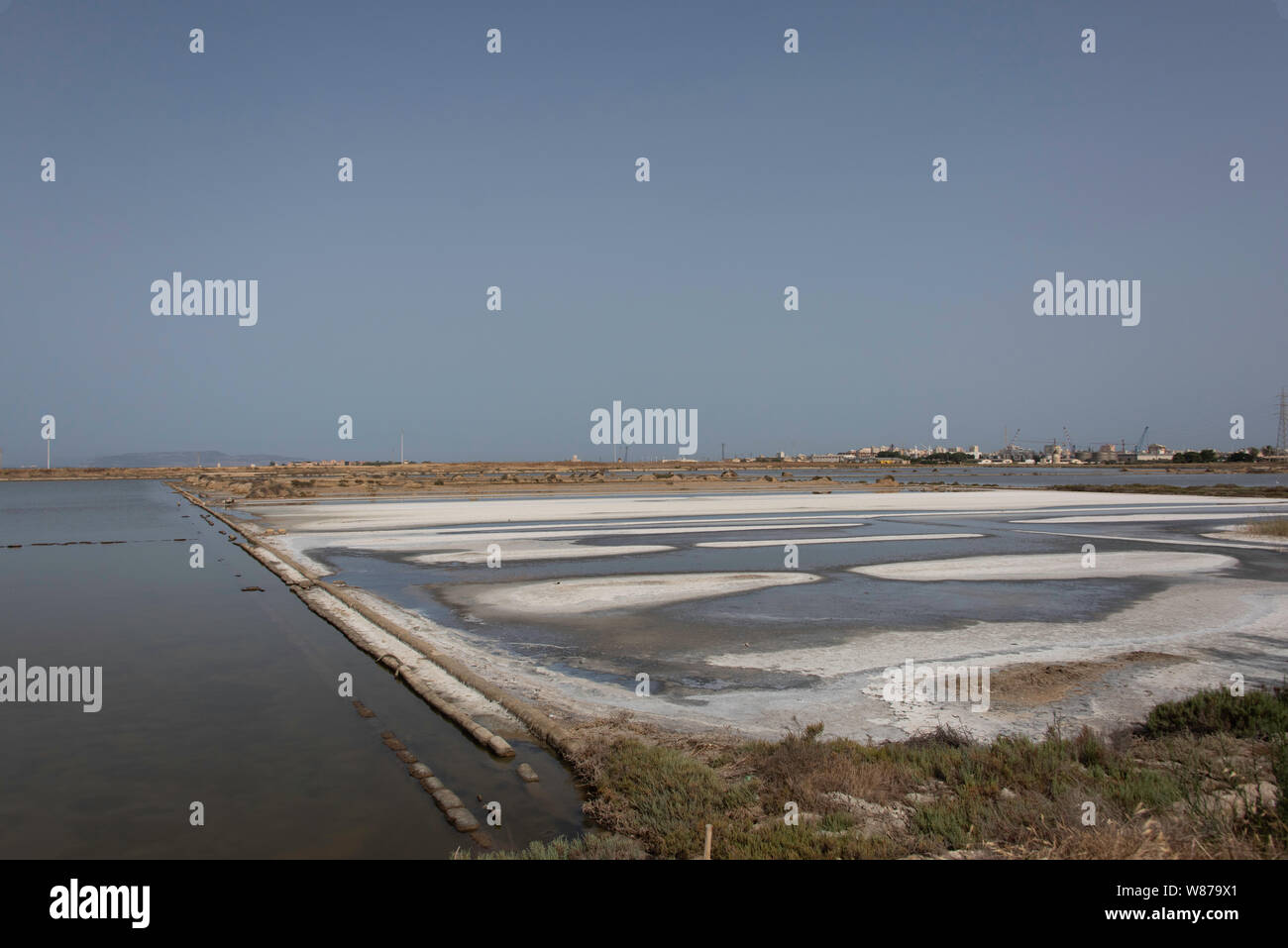 Vista del sale stagni, ora parte del WWF somministrato riserva naturale nella periferia di Trapani, su=icily Foto Stock