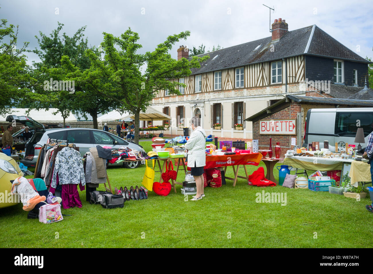 Un villaggio tradizionale di vendita o Foire un Tout in Normandia, Francia Foto Stock