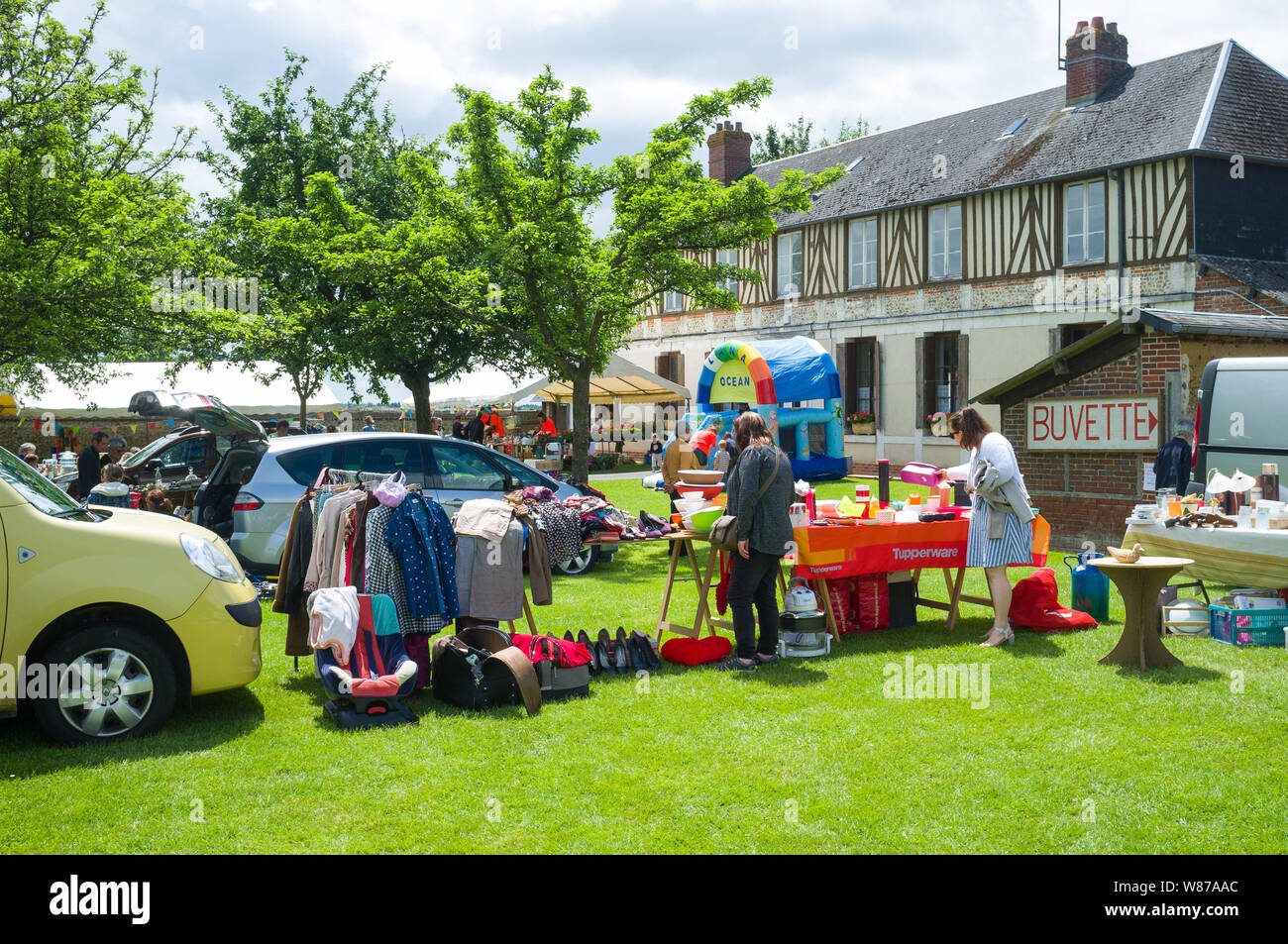 Un villaggio tradizionale di vendita o Foire un Tout in Normandia, Francia Foto Stock