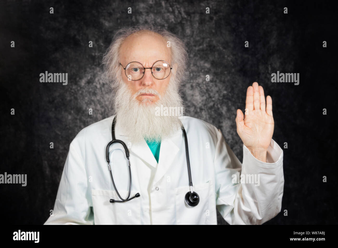 Infelice medico senior con grande barba Foto Stock