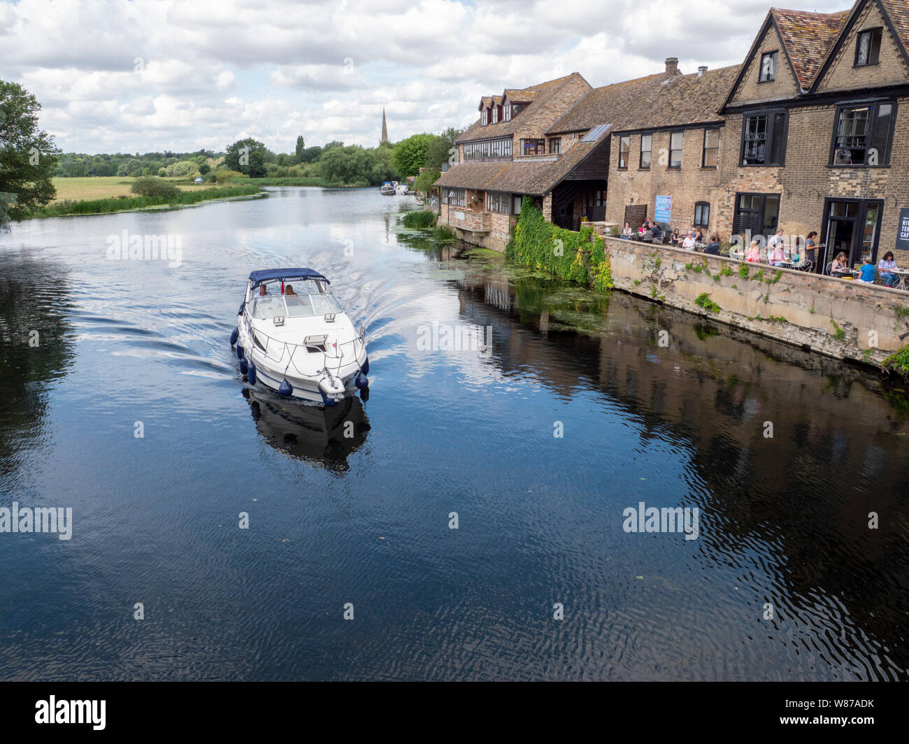 St Ives, Cambridgeshire Regno Unito 8 agosto 2019. Le persone godono di nautica da diporto sul Fiume Great Ouse nella città mercato di St Ives Cambridgeshire Regno Unito nella calma tempo soleggiato ore prima che un sistema di bassa pressione è previsto per portare alta venti e piogge in tutto il Regno Unito. Il Met Office ha emesso gli avvisi di giallo di vento e pioggia per gran parte del Regno Unito da stasera e nella giornata di venerdì. Credito: Julian Eales/Alamy Live News Foto Stock