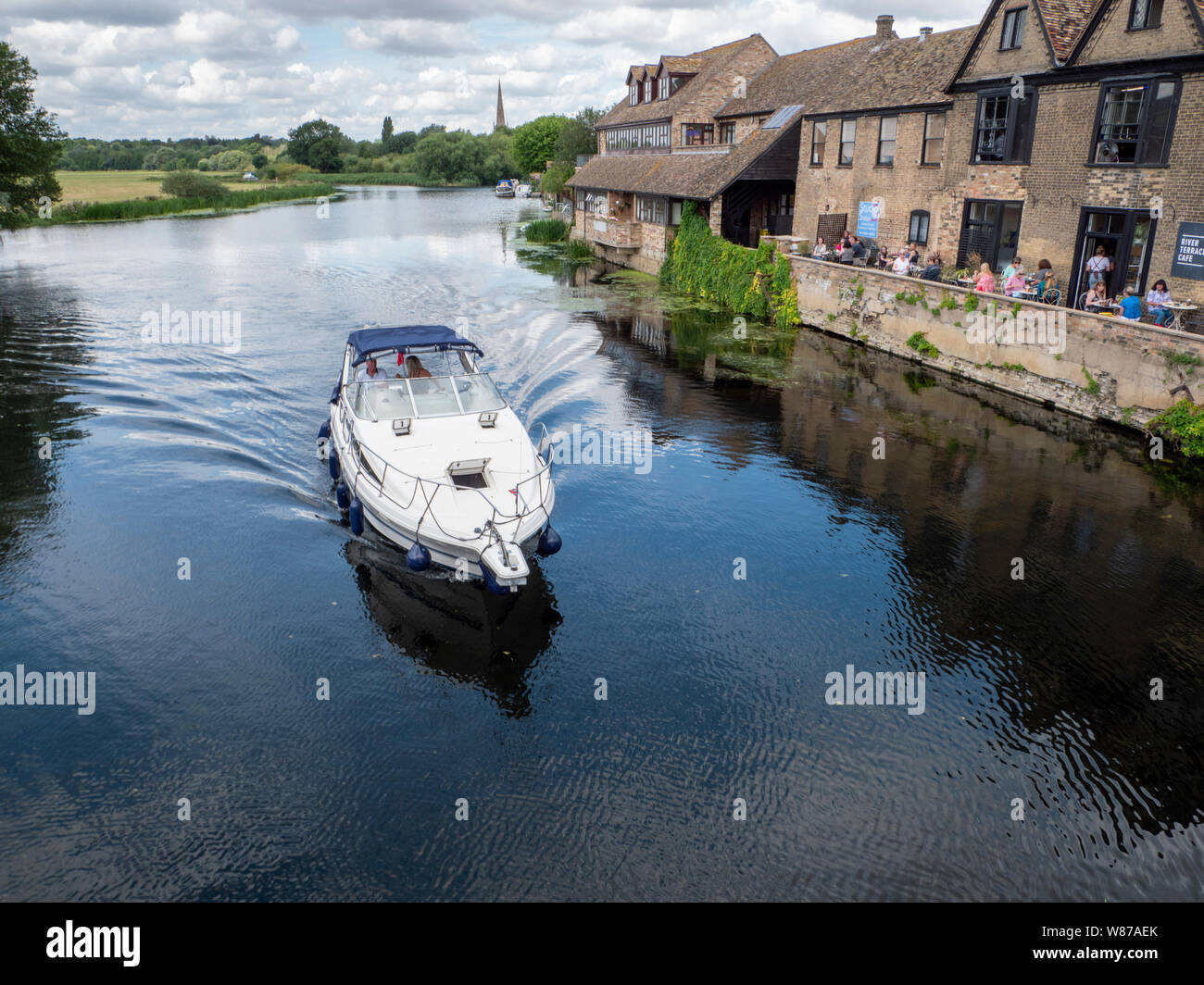 St Ives, Cambridgeshire Regno Unito 8 agosto 2019. Le persone godono di nautica da diporto sul Fiume Great Ouse nella città mercato di St Ives Cambridgeshire Regno Unito nella calma tempo soleggiato ore prima che un sistema di bassa pressione è previsto per portare alta venti e piogge in tutto il Regno Unito. Il Met Office ha emesso gli avvisi di giallo di vento e pioggia per gran parte del Regno Unito da stasera e nella giornata di venerdì. Credito: Julian Eales/Alamy Live News Foto Stock