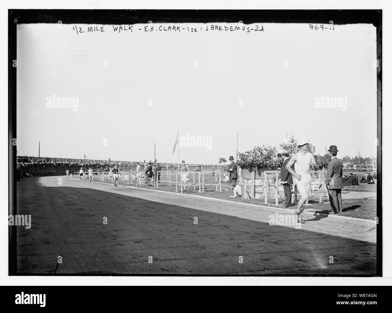 Mezzo miglio a piedi, E.H. Clark - 1st; J. Bredemus -2a, Y.M.C.A., Brooklyn Foto Stock