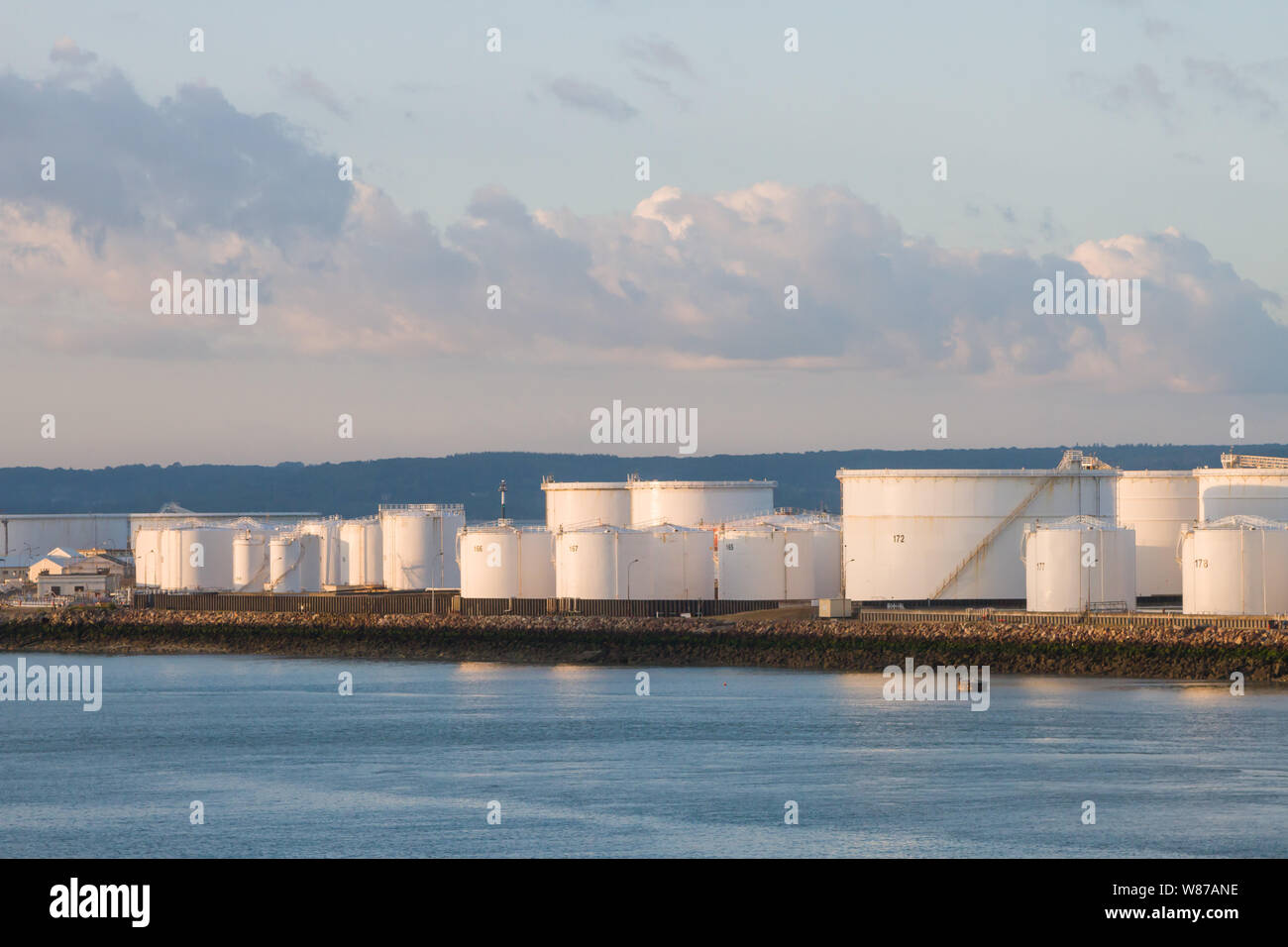Olio contenitori di stoccaggio presso il porto di Le Havre, Normandia, Francia Foto Stock