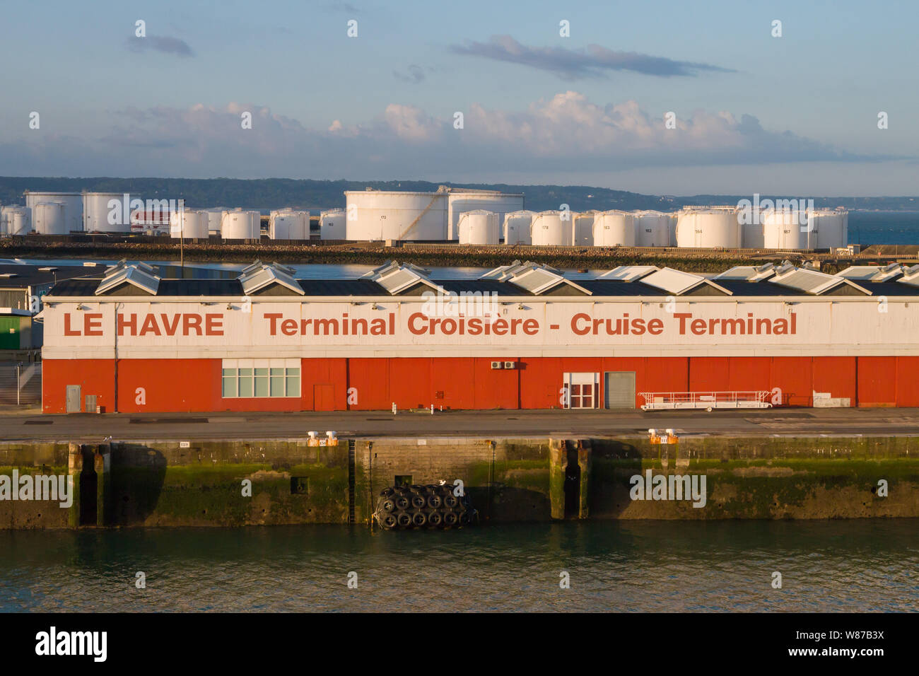 Il Terminal Crociere del porto di Le Havre, Normandia, Francia con olio silos di stoccaggio dietro Foto Stock