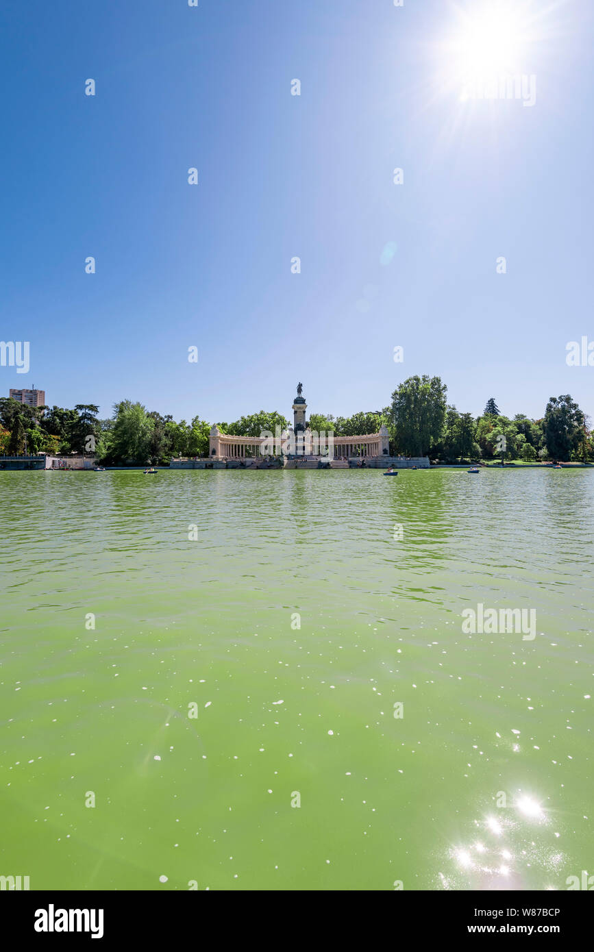Vista verticale del lago in barca e il monumento al re Alfonso XII, al Parco del Retiro di Madrid. Foto Stock