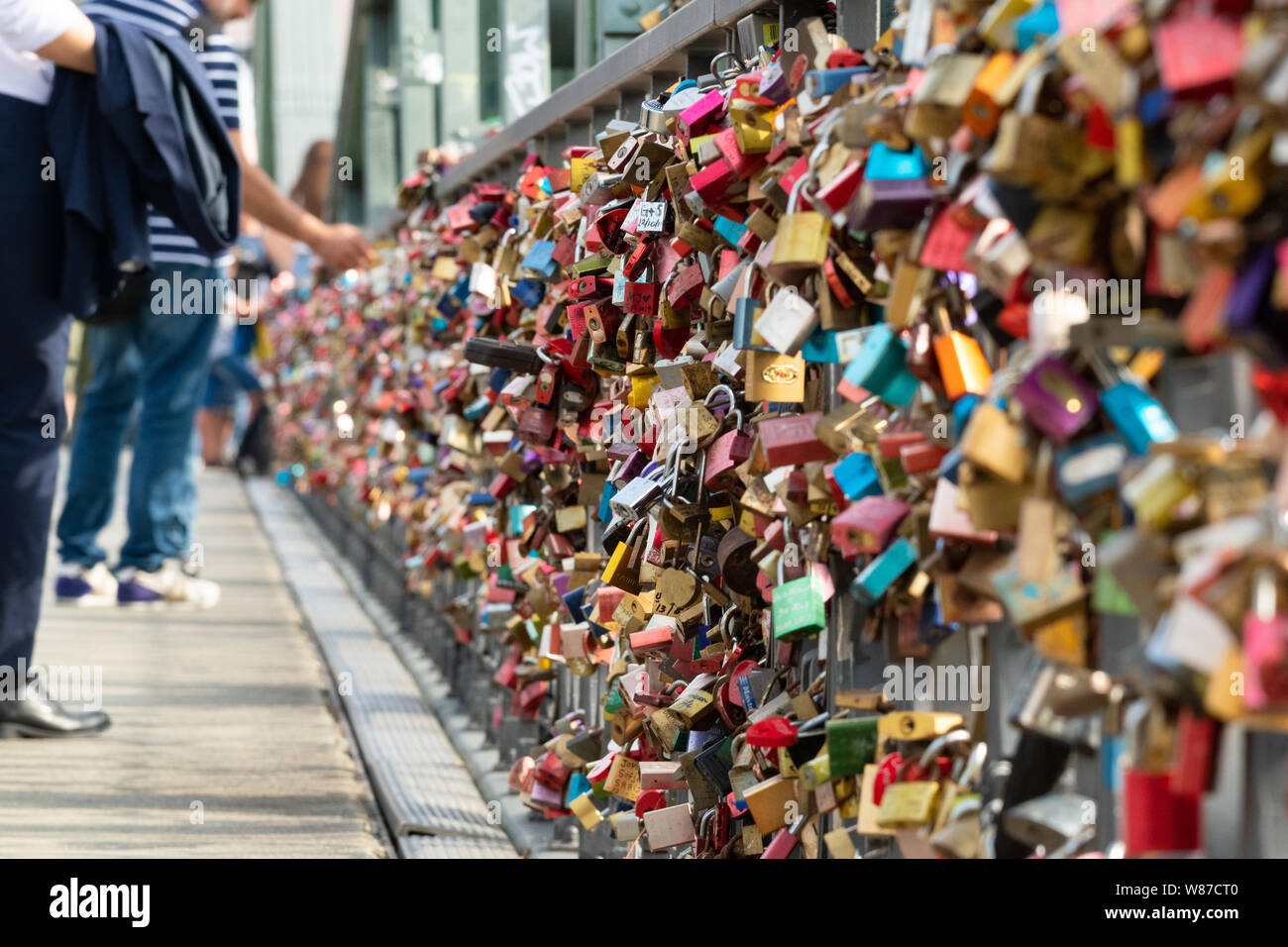 Amore si blocca su Francoforte ponte in ferro, Frankfurt am Main, Germania, Europa Foto Stock