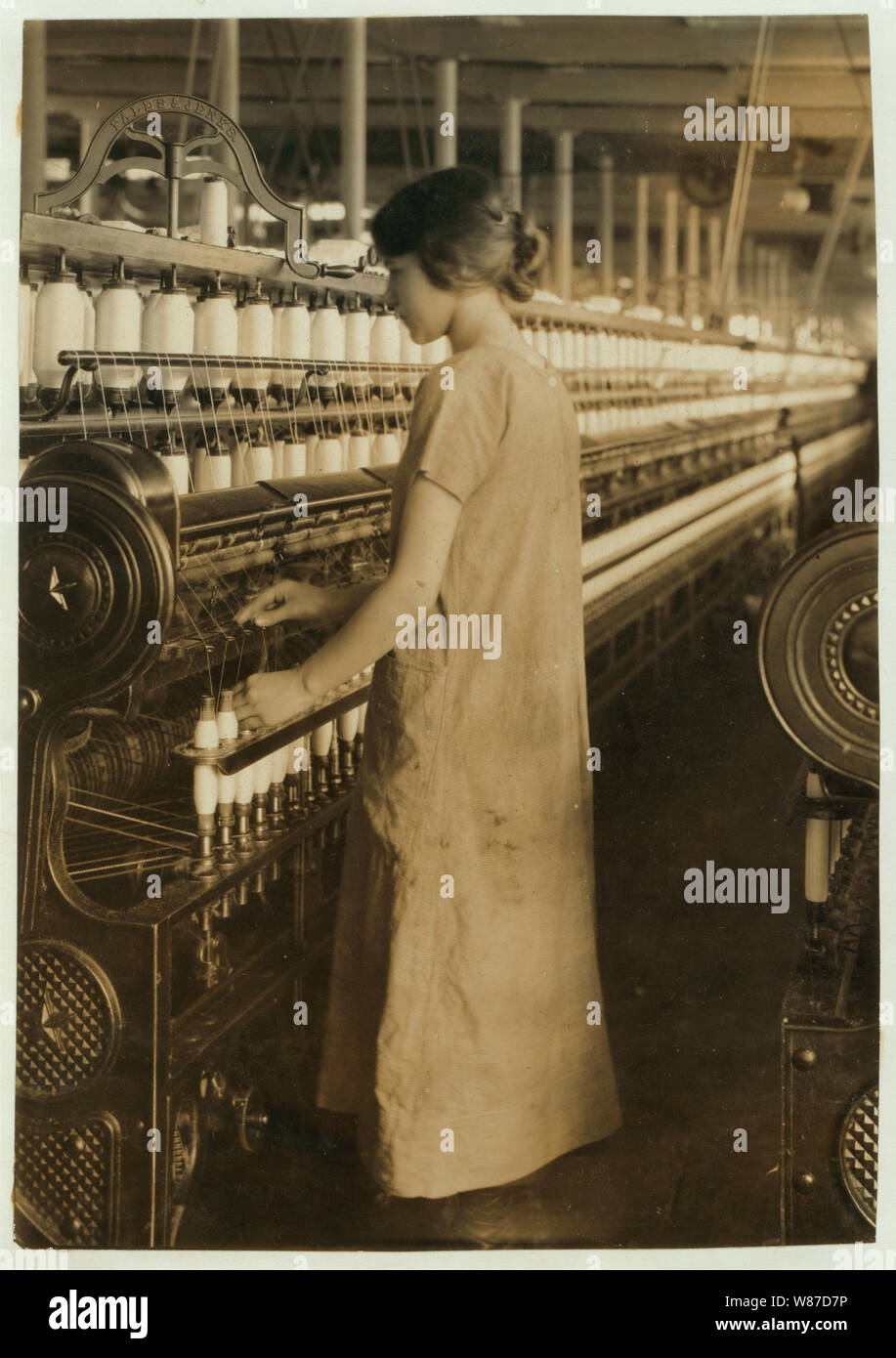 14-enne spinner in Berkshire Cotton Mills. Foto Stock